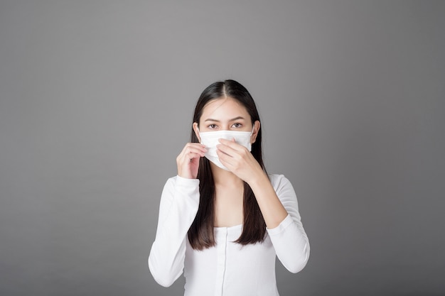 Porträt der Frau mit der chirurgischen Maske, Gesundheitskonzept