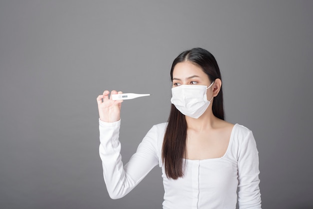 Porträt der Frau mit der chirurgischen Maske im Studio