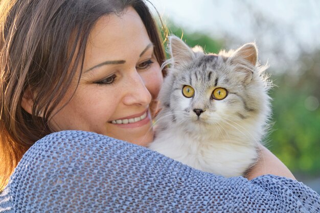 Porträt der Frau mit grauer flauschiger Katze