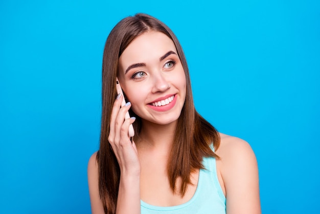 Porträt der Frau mit Telefon