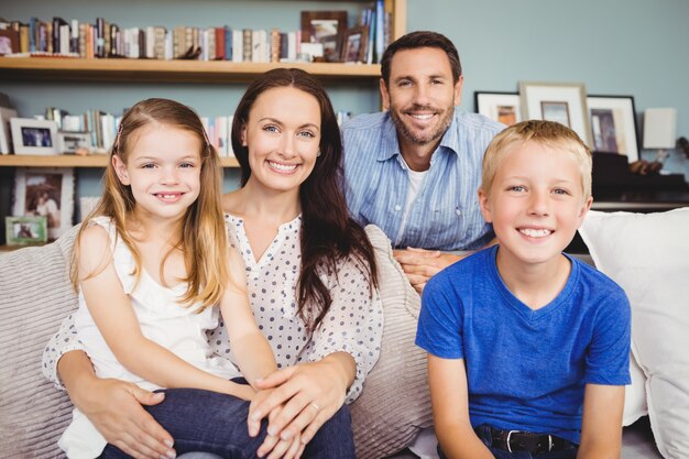 Porträt der fröhlichen Familie