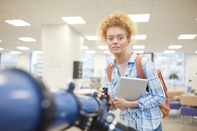 Foto porträt der fröhlichen studentin, die kamera betrachtet