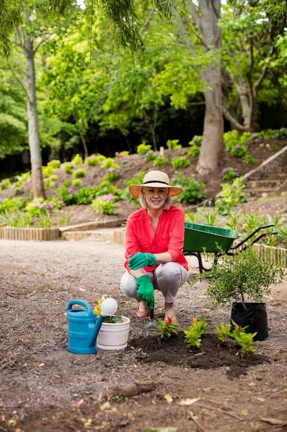 Porträt der Gartenarbeit der älteren Frau