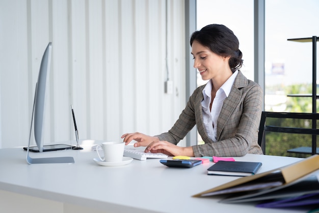 Porträt der Geschäftsfrau im modernen Büro