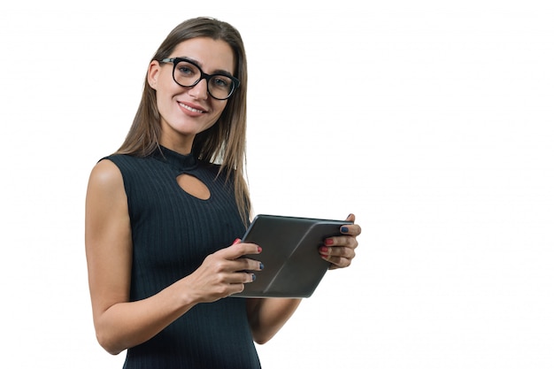 Porträt der Geschäftsfrau im schwarzen Kleid der Brille mit digitaler Tablette