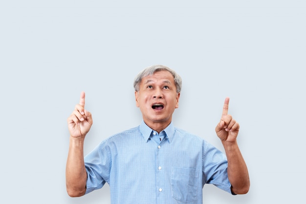 Porträt der glücklichen älteren asiatischen Manngeste oder Hand und Finger oben zeigen