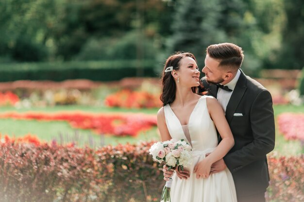 Porträt der glücklichen Braut und des Bräutigams an ihrem Hochzeitstag