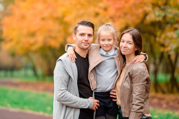 Porträt der glücklichen dreiköpfiger Familie am Herbsttag