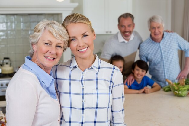 Porträt der glücklichen Familie, die in der Küche steht