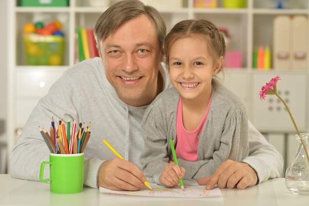 Porträt der glücklichen Familie, die zu Hause malt