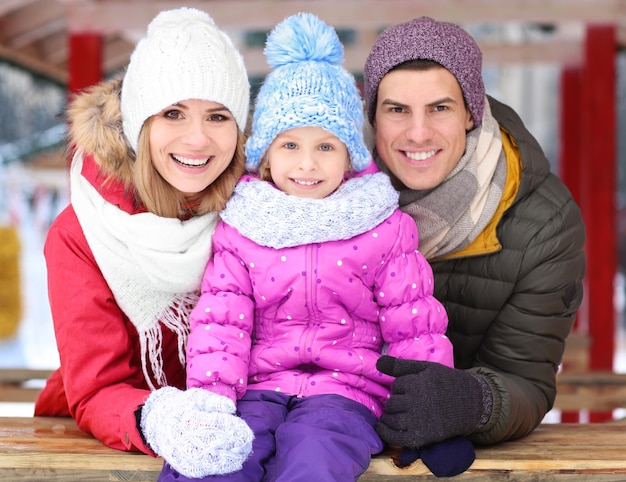 Porträt der glücklichen Familie draußen am Wintertag