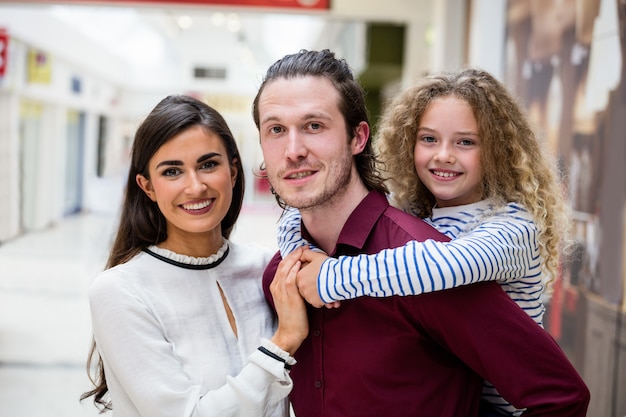 Porträt der glücklichen Familie im Einkaufszentrum