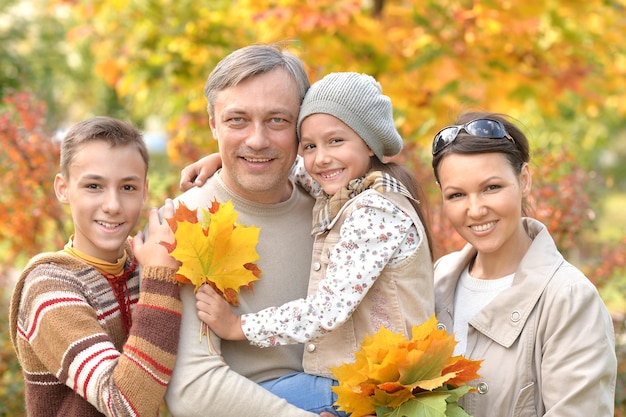 Porträt der glücklichen Familie im Herbstpark