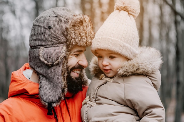 Porträt der glücklichen Familie Vater und Tochter im Winterurlaub im Park Glückliche fröhliche Familie