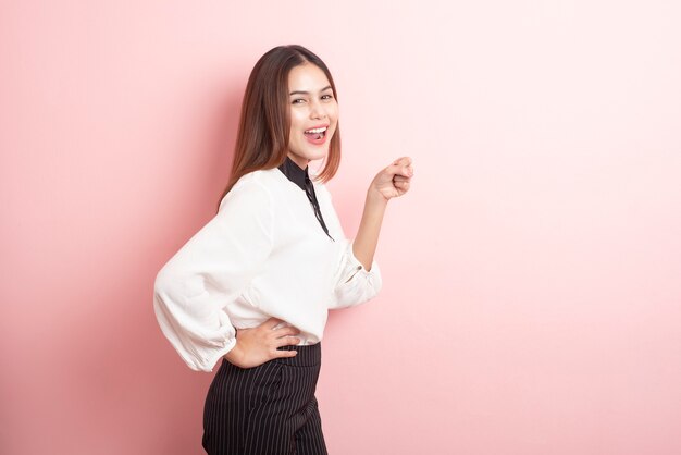 Porträt der glücklichen Frau auf rosa Wand