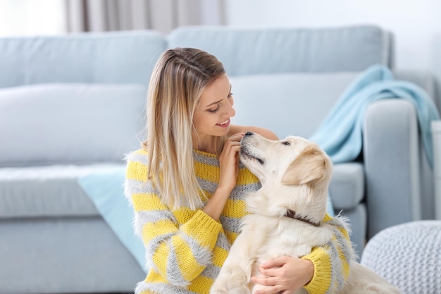 Porträt der glücklichen Frau mit ihrem Hund zu Hause