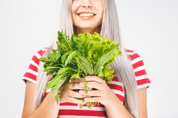 Porträt der glücklichen Frau mit Salat lokalisiert über weißem Hintergrund. Lebensmittelgesundes Konzept. Nahansicht.