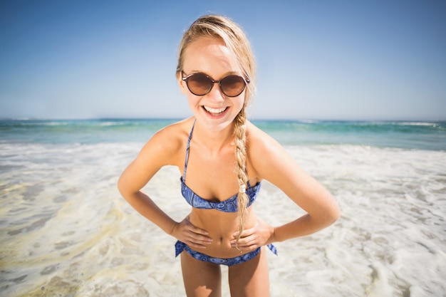 Porträt der glücklichen Frau stehend auf dem Strand