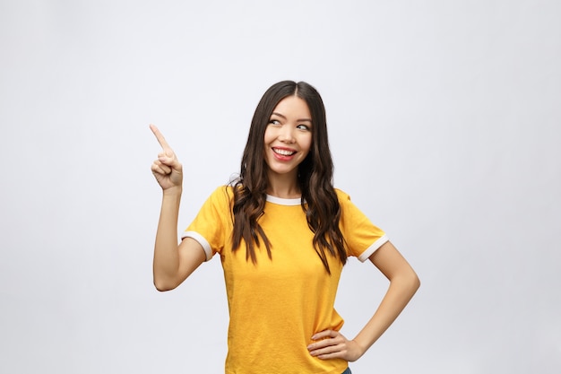 Porträt der glücklichen jungen asiatischen Frau mit Finger zeigen nach oben