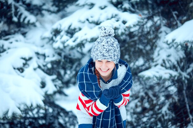 Porträt der glücklichen jungen Frau haben Spaß am schönen Wintertag