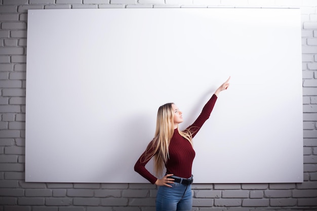 Foto porträt der glücklichen jungen geschäftsfraufrau nahe auf weißer wand