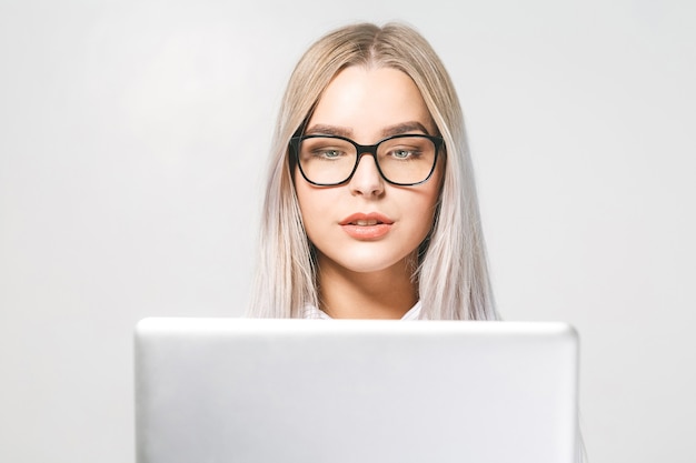 Porträt der glücklichen jungen schönen lächelnden Frau des glücklichen Wow, die mit Laptop lokalisiert auf weißem Hintergrund steht. Platz für Text.