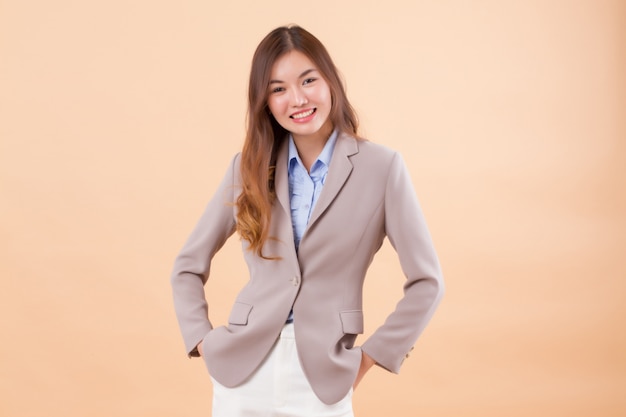 Porträt der glücklichen lächelnden asiatischen Geschäftsfrau