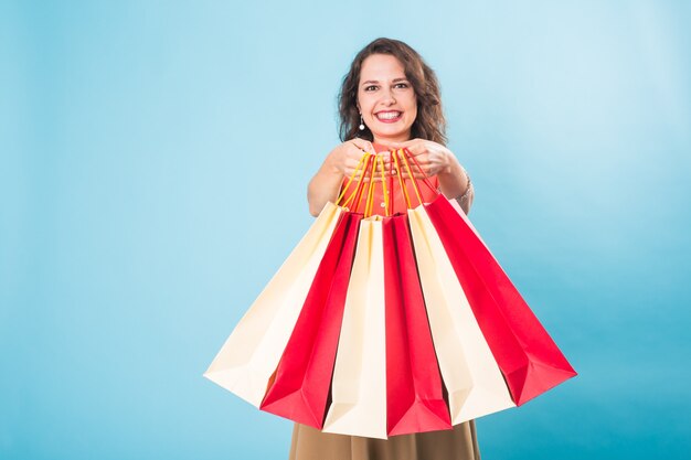 Porträt der glücklichen lächelnden Frau halten Einkaufstasche.