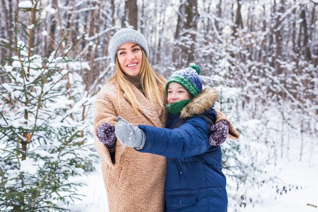 Porträt der glücklichen Mutter mit dem Kindersohn im Winter im Freien