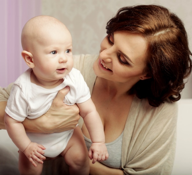 Porträt der glücklichen Mutter und des Babys