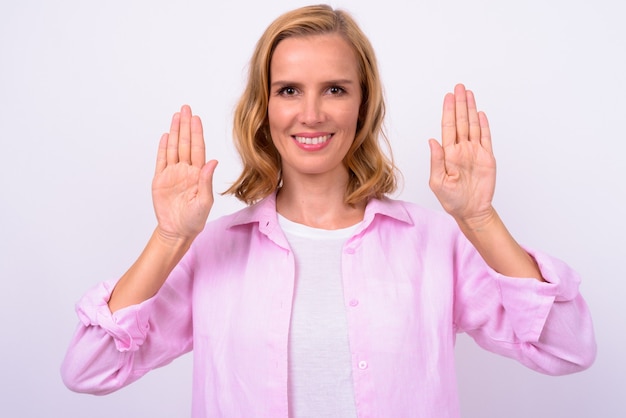 Porträt der glücklichen schönen blonden Frau, die Handfläche zeigt