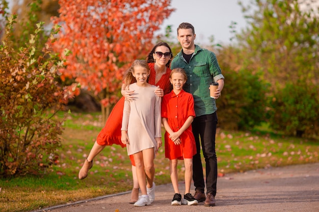 Porträt der glücklichen vierköpfigen Familie im Herbst