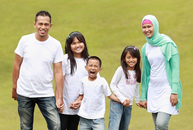 Porträt der großen Familie im Park