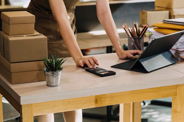 Porträt der Gründung kleiner Unternehmen KMU-Besitzer zwei asiatische Frauen überprüfen Online-Bestellungen Verkauf von Produkten, die mit Boxen arbeiten, freiberufliche Arbeit zu Hause, Büro, KMU-Unternehmen, Online-Kleinmittelunternehmen