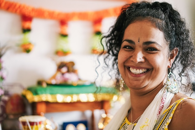 Porträt der indischen Frau während des hinduistischen Feierereignisses