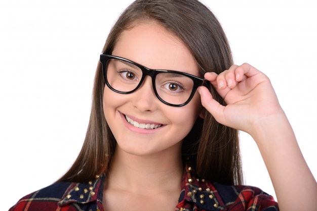 Porträt der Jugendlichen mit Gläsern