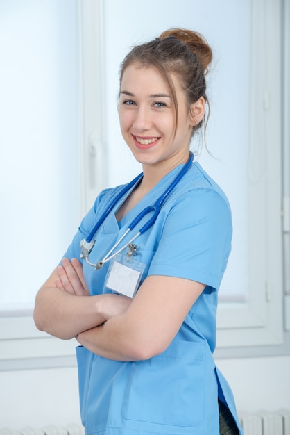 Porträt der Jungekrankenschwester in der blauen Uniform