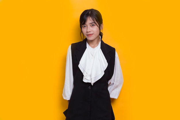 Porträt der jungen Asiatin des Geschäfts lokalisiert auf gelbem Hintergrund