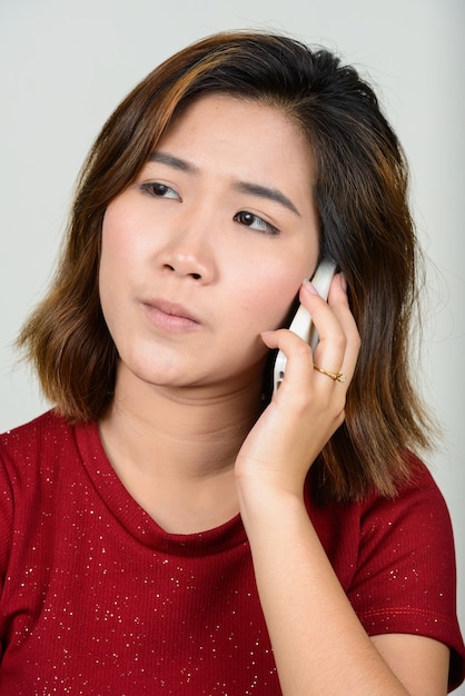 Porträt der jungen asiatischen Frau mit kurzen Haaren