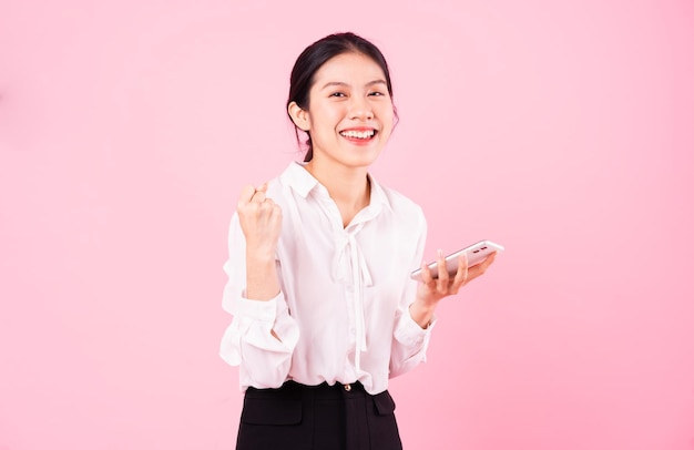 Porträt der jungen asiatischen Geschäftsfrau, isoliert auf rosa Hintergrund