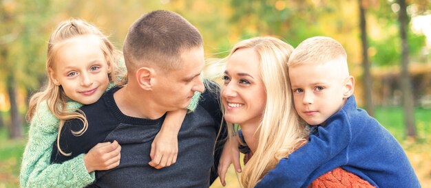 Foto porträt der jungen familie im herbstpark