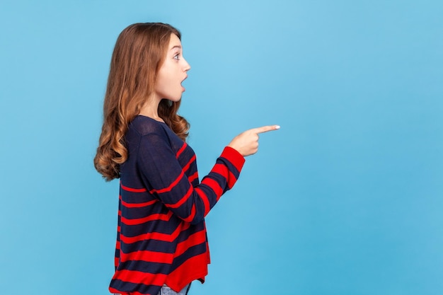 Porträt der jungen Frau auf blauem Hintergrund