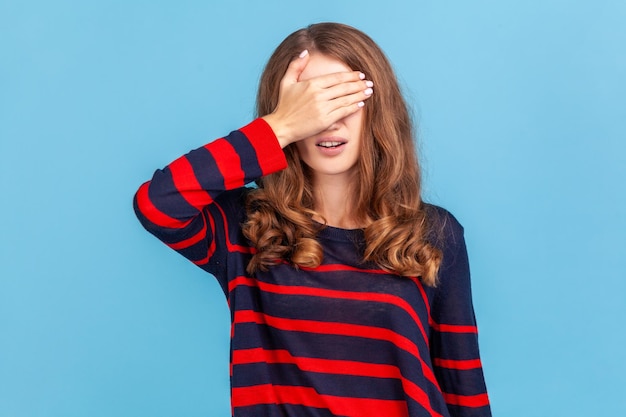 Porträt der jungen Frau auf blauem Hintergrund