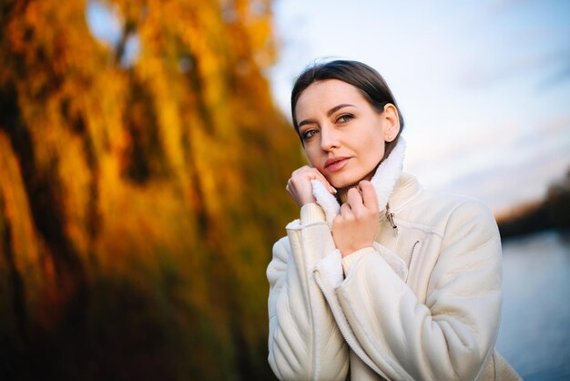Porträt der jungen Frau auf gelbem natürlichen Hintergrund Outdoor-Herbst-Lifestyle-Park-Porträt