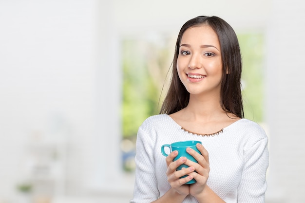 Porträt der jungen Frau, die Kaffee trinkt