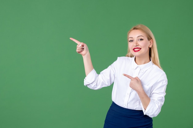 Porträt der jungen Frau grüne Wand College-Lehrer-Studentin