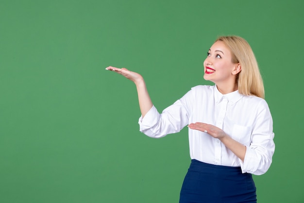 Porträt der jungen Frau grüne Wand Lehrer Schule College