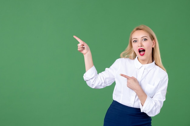 porträt der jungen frau grüne wand schule studium lehrer student