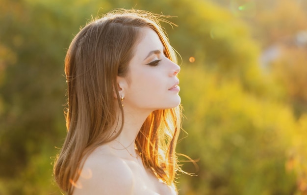 Porträt der jungen Frau im Freien Romantisches Mädchen mit Schönheitsgesichtsprofilporträt Weiches sonniges Licht