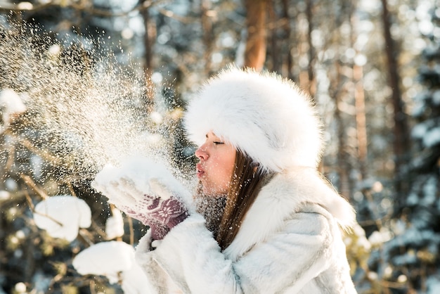 Porträt der jungen Frau im frostigen Winterwald